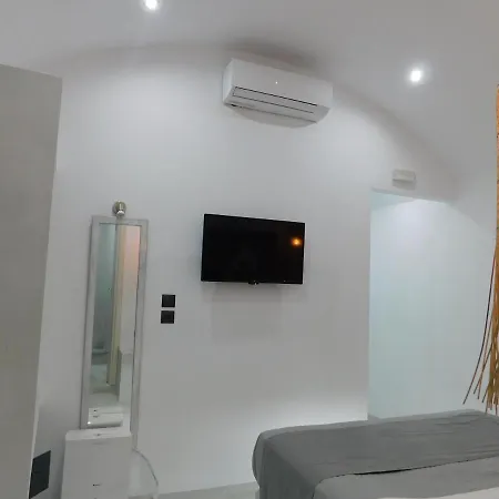Thira Sun Bed & Breakfast