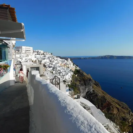 Thira Sun Bed & Breakfast *